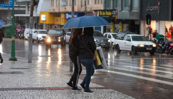 Foto: Geraldo Bubniak/AEN  Frente fria e sistema de baixa pressão deixam a semana chuvosa no Paraná